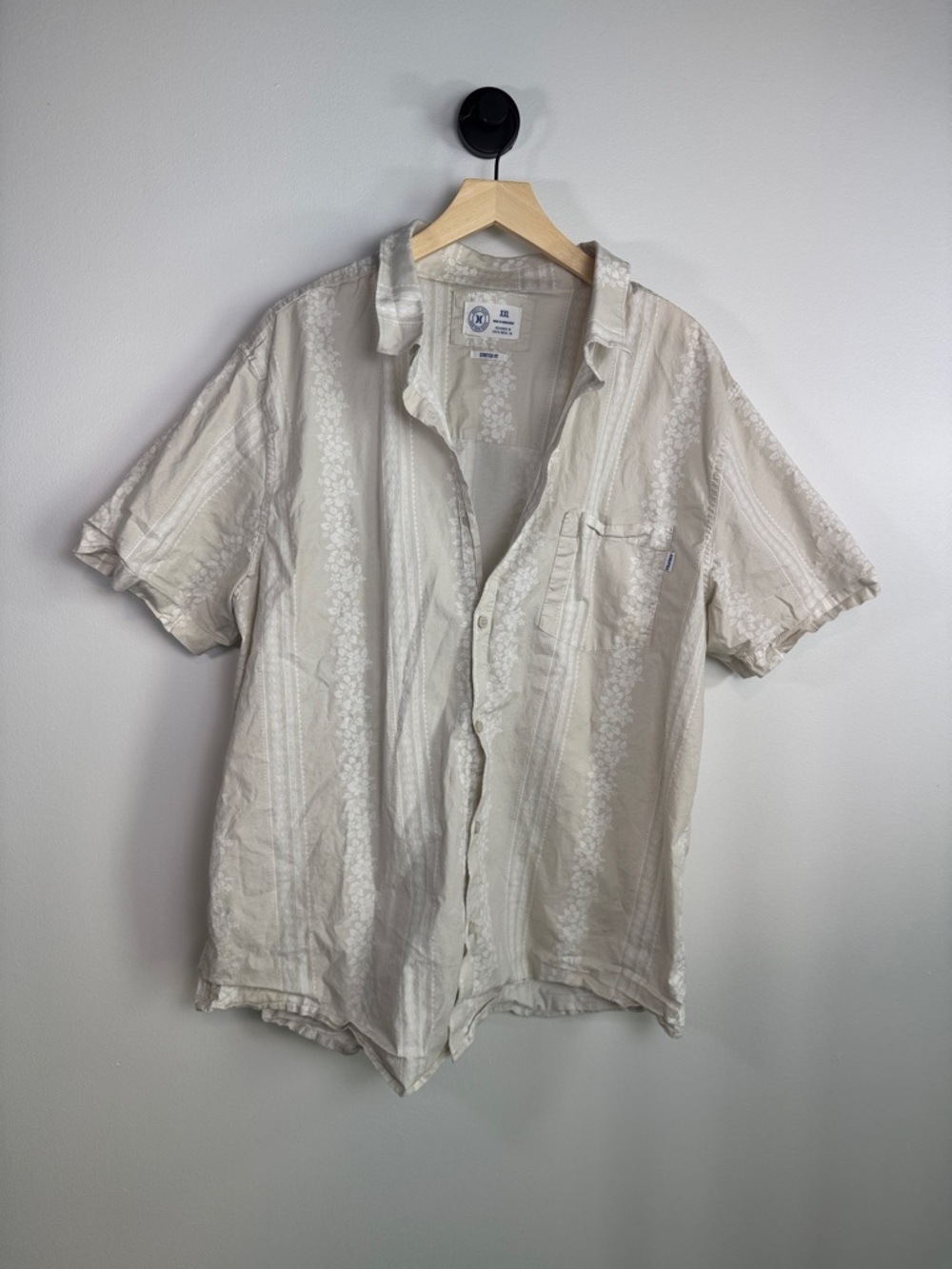 Hurley Mens XXL Beige Floral Stripe Short Sleeve Button Down Stretch Shirt